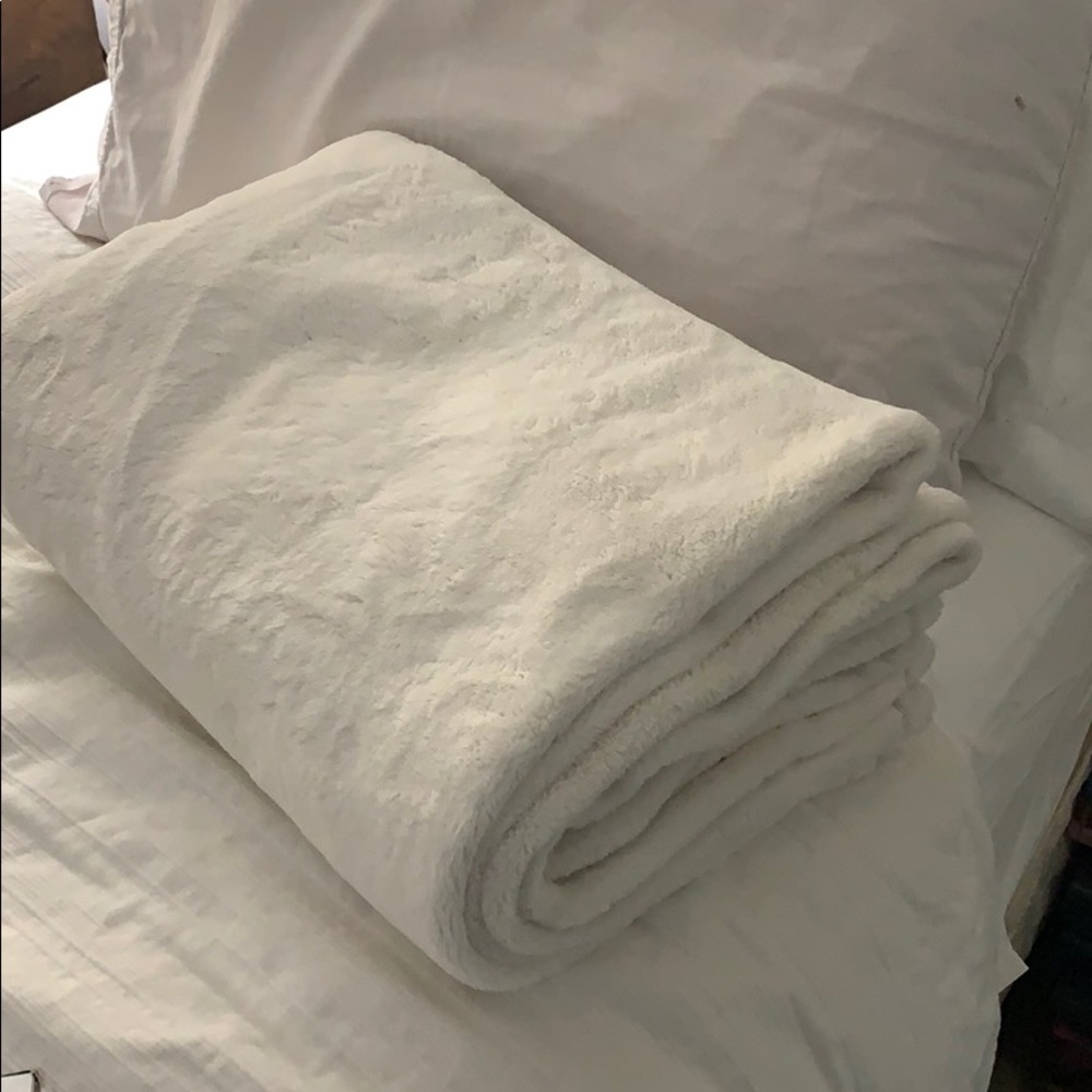 Purely Soft Faux Fur 50x70 White Throw Blanket